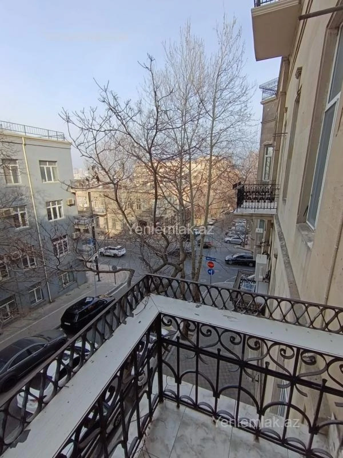 Satılır 4 otaqlı köhnə tikili 180 m²