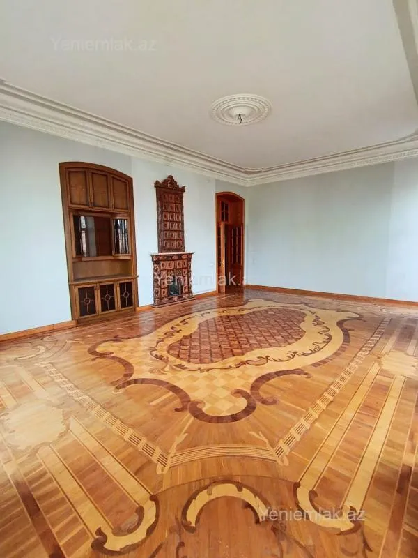 Satılır 4 otaqlı köhnə tikili 180 m²
