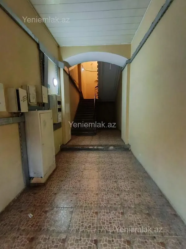 Satılır 4 otaqlı köhnə tikili 180 m²