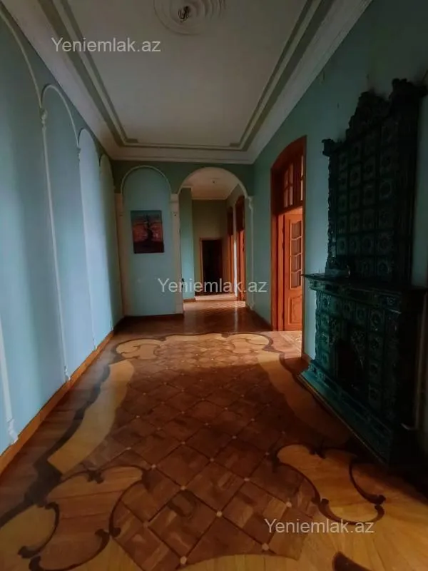 Satılır 4 otaqlı köhnə tikili 180 m²