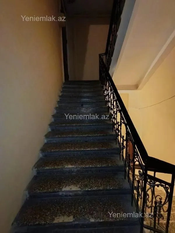 Satılır 4 otaqlı köhnə tikili 180 m²