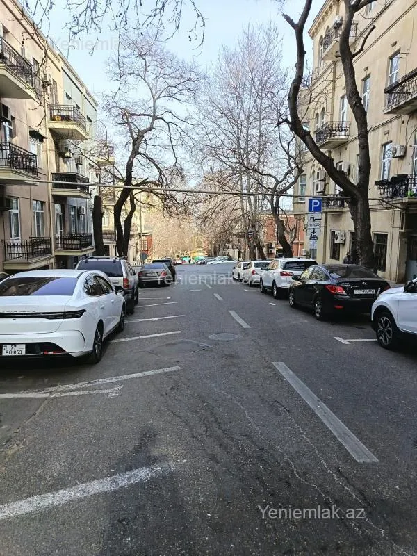 Satılır 4 otaqlı köhnə tikili 180 m²