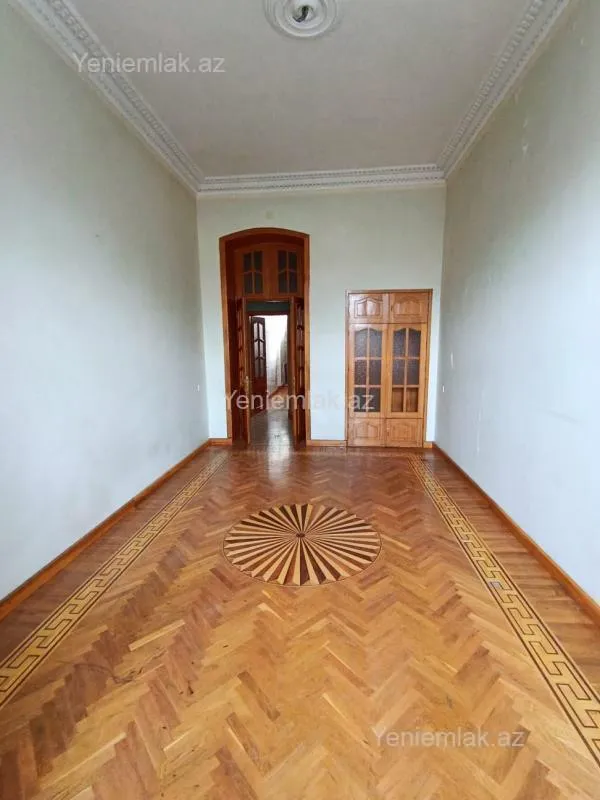 Satılır 4 otaqlı köhnə tikili 180 m²