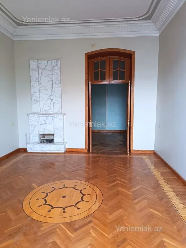 Satılır 4 otaqlı köhnə tikili 180 m²