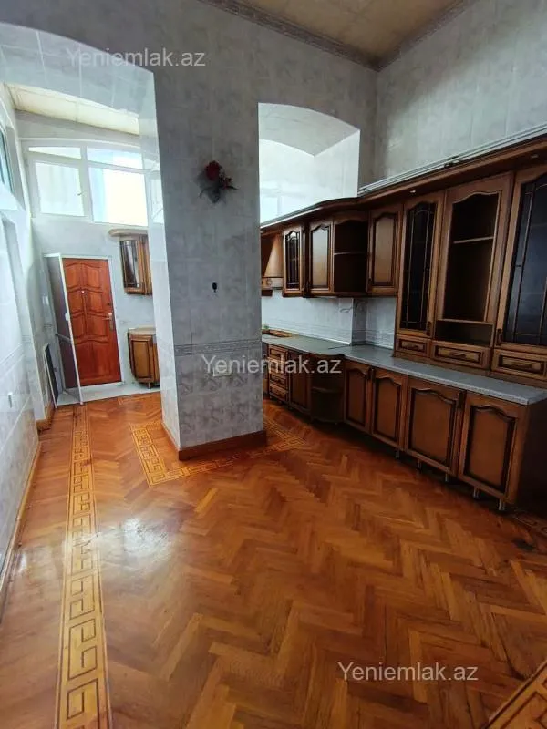 Satılır 4 otaqlı köhnə tikili 180 m²