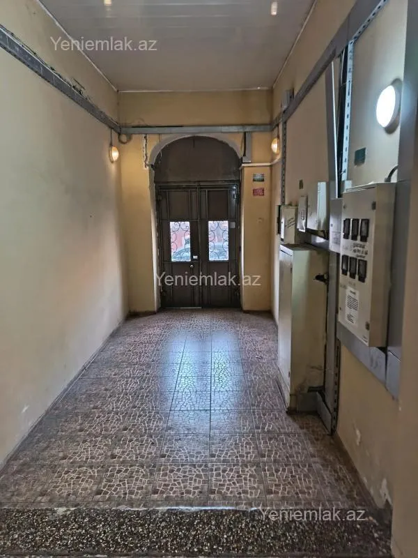 Satılır 4 otaqlı köhnə tikili 180 m²