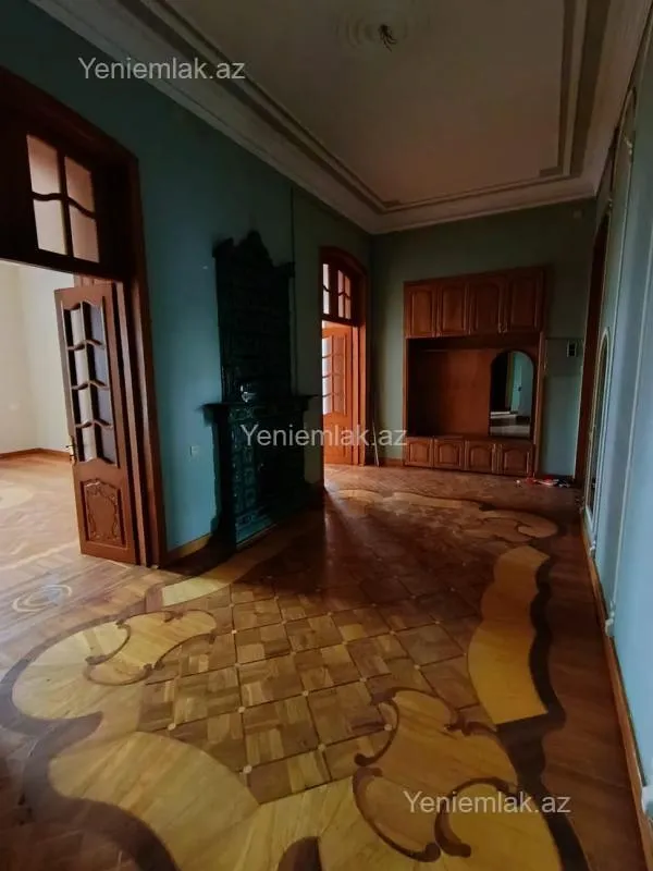 Satılır 4 otaqlı köhnə tikili 180 m²