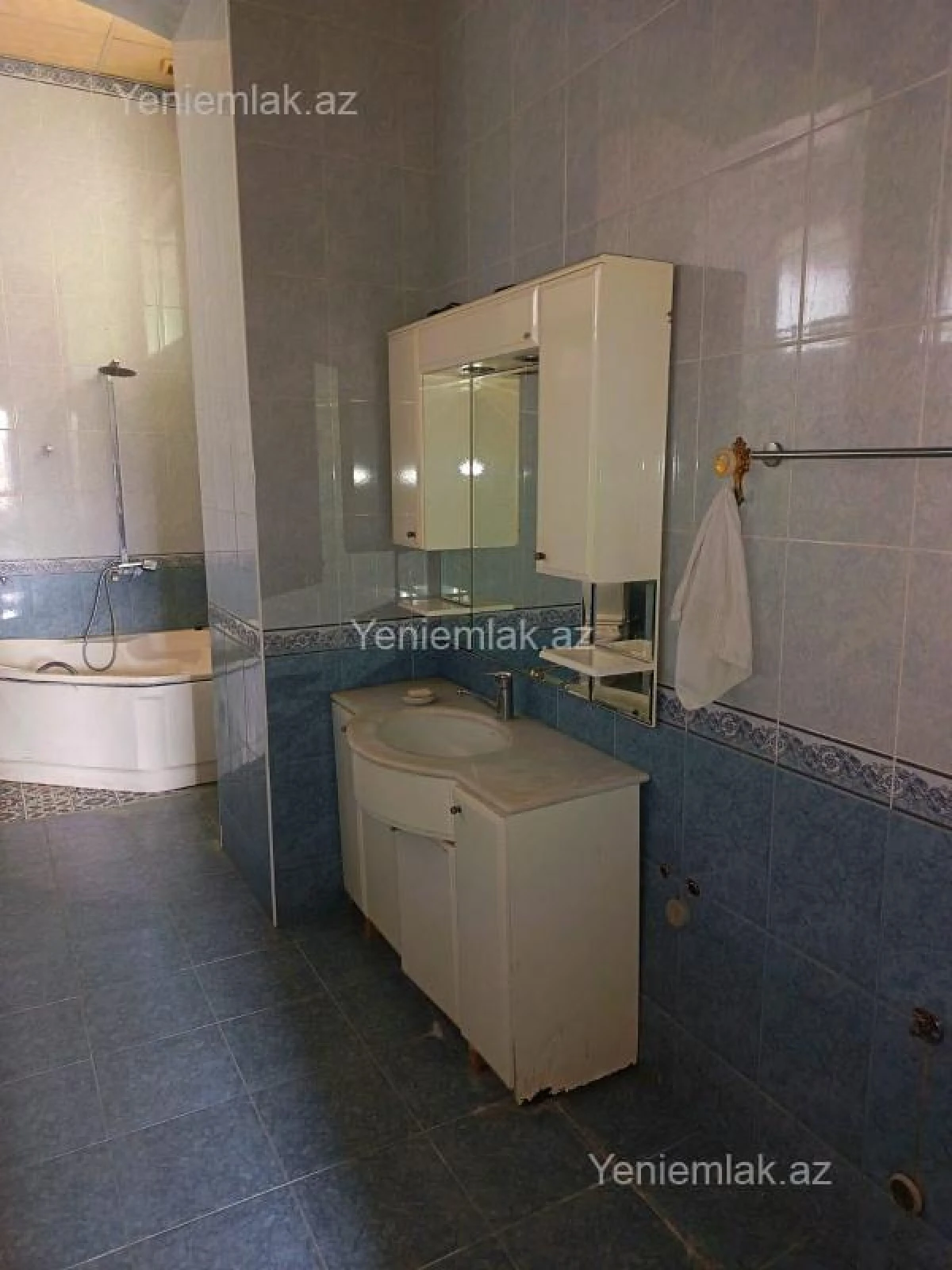 Satılır 4 otaqlı köhnə tikili 180 m²