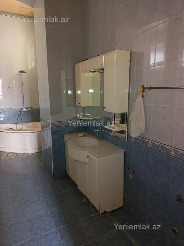 Satılır 4 otaqlı köhnə tikili 180 m²