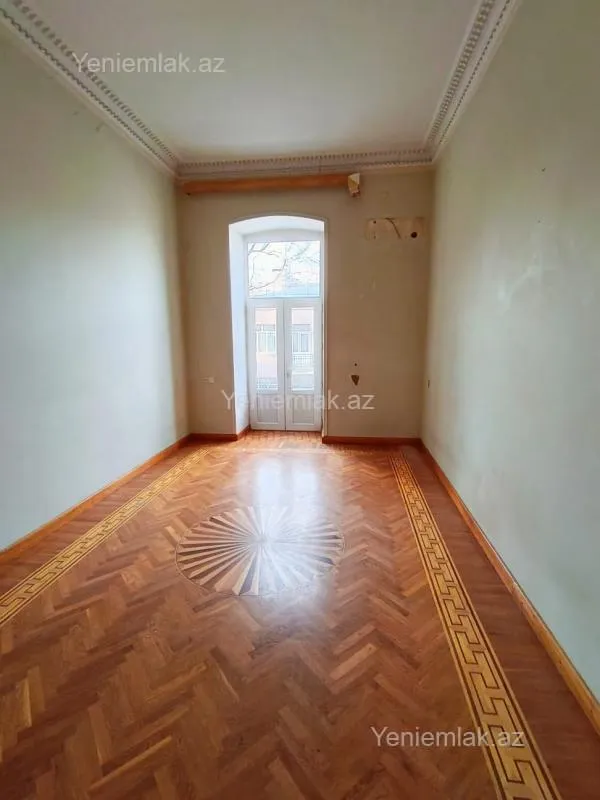 Satılır 4 otaqlı köhnə tikili 180 m²