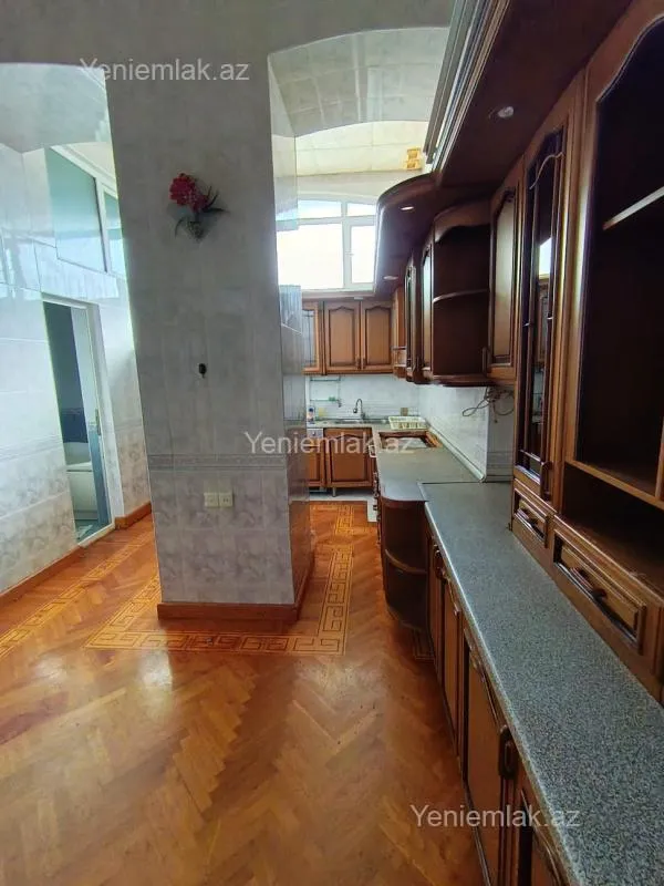 Satılır 4 otaqlı köhnə tikili 180 m²