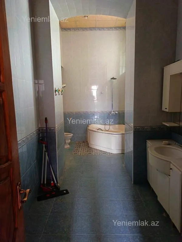 Satılır 4 otaqlı köhnə tikili 180 m²