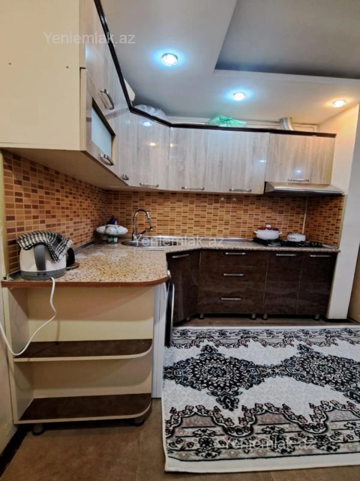 Satılır 9 otaqlı köhnə tikili 60 m²