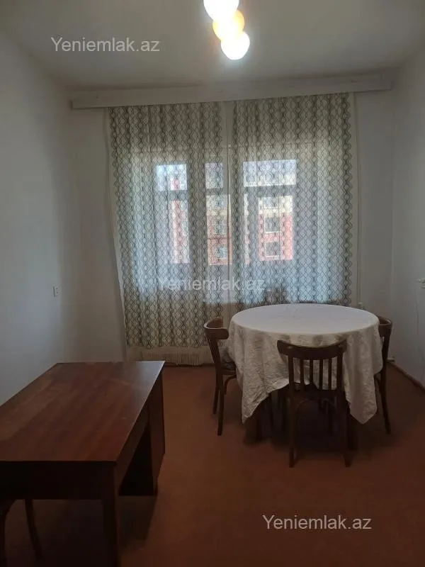Satılır 5 otaqlı köhnə tikili 130 m²