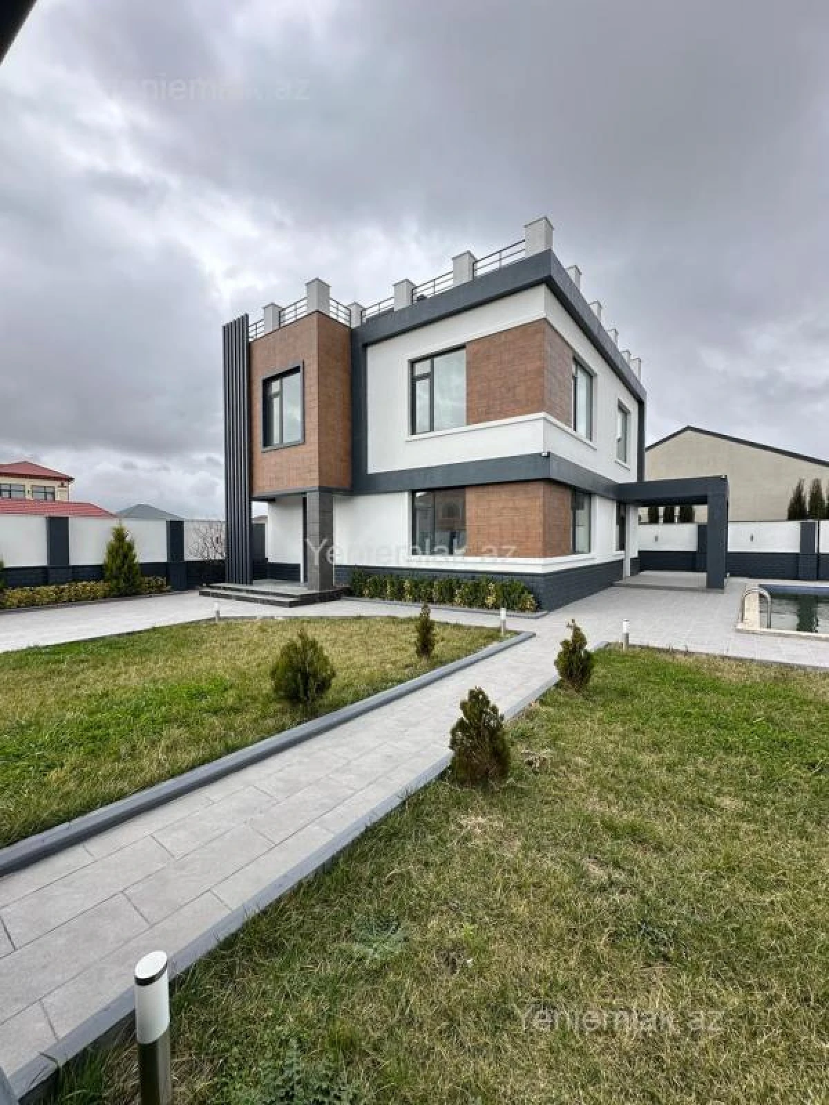 Satılır 4 otaqlı həyət evi 300 m²