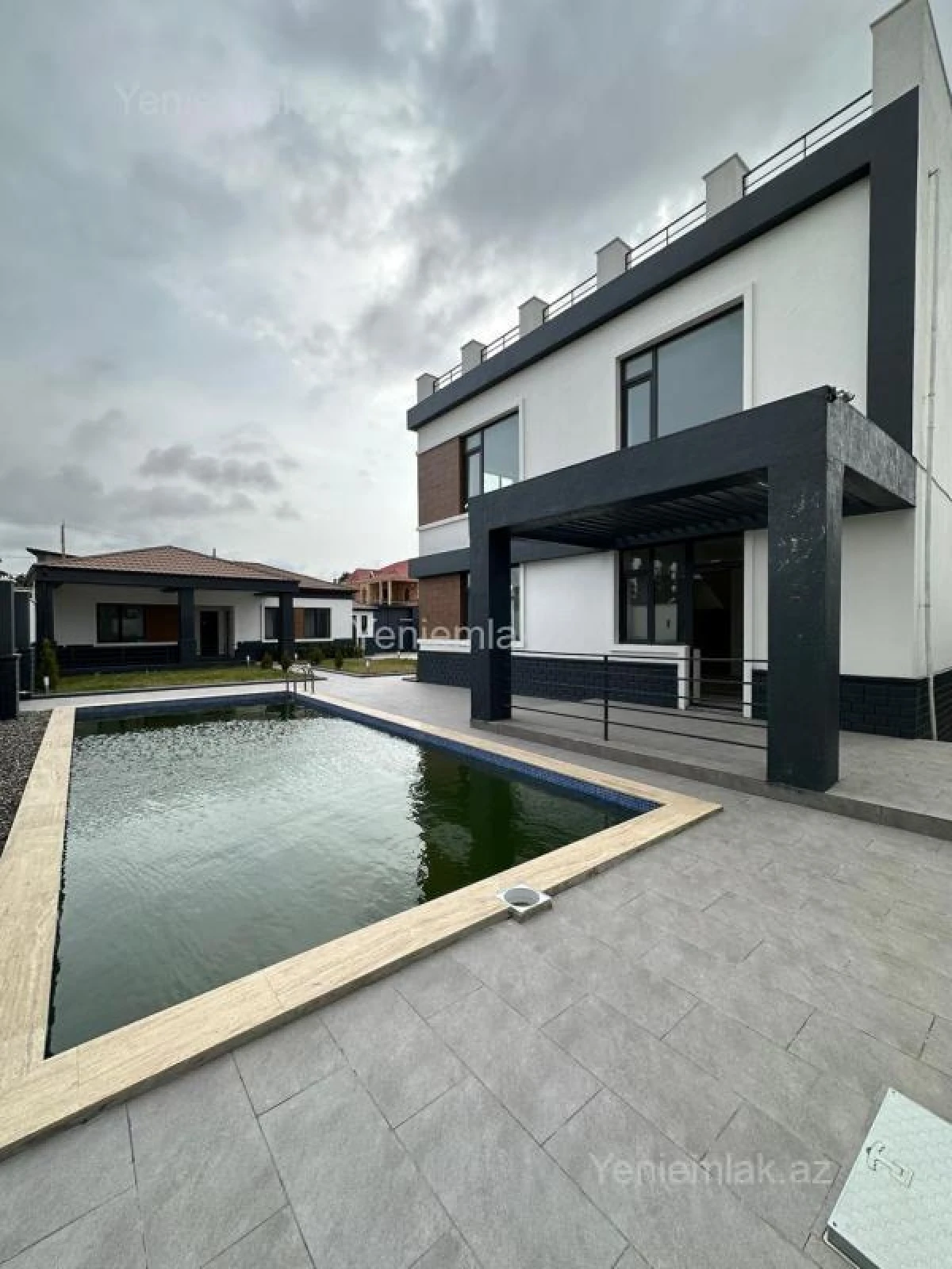 Satılır 4 otaqlı həyət evi 300 m²