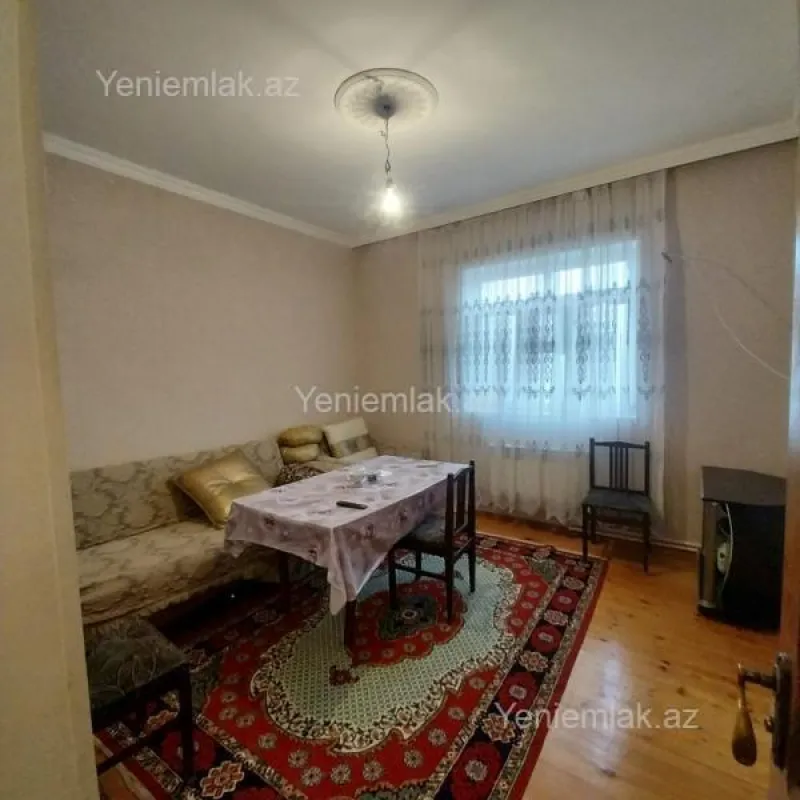 Satılır 4 otaqlı həyət evi 240 m²