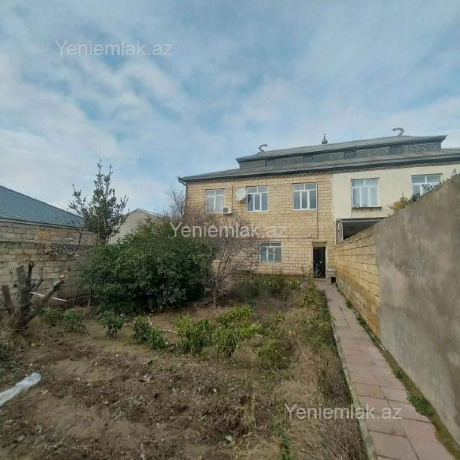 Satılır 4 otaqlı həyət evi 240 m²