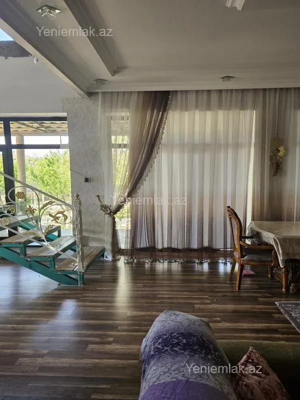 Satılır 5 otaqlı həyət evi 300 m²