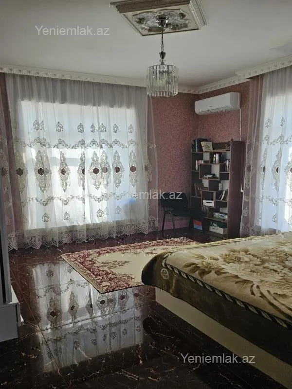 Satılır 5 otaqlı həyət evi 300 m²