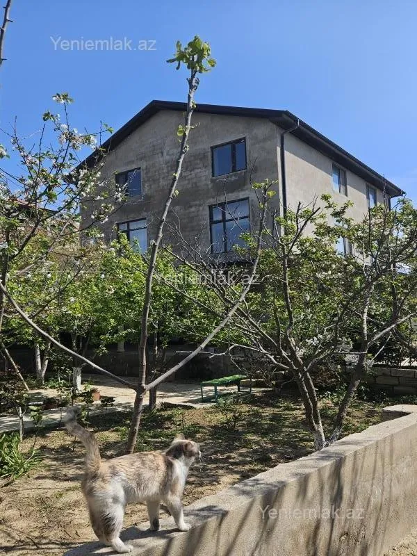 Satılır 5 otaqlı həyət evi 300 m²