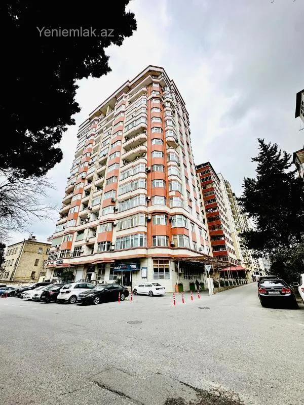Satılır 4 otaqlı yeni tikili 180 m²