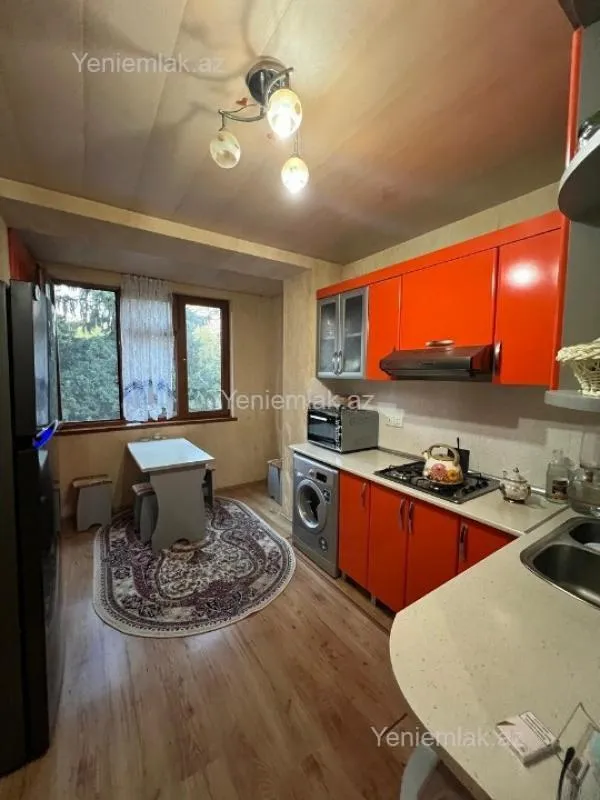 Satılır 4 otaqlı köhnə tikili 120 m²