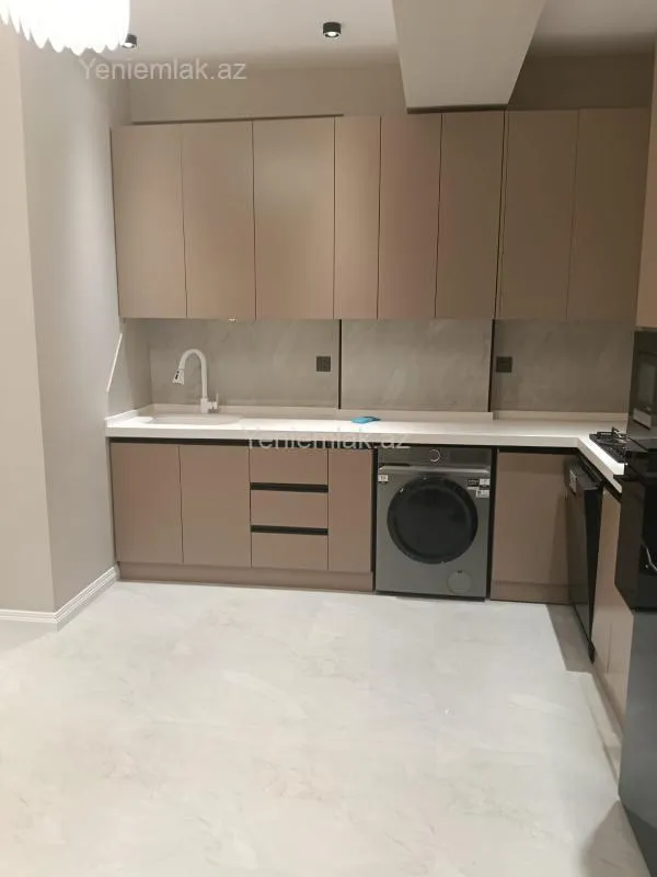 Satılır 4 otaqlı yeni tikili 140 m²