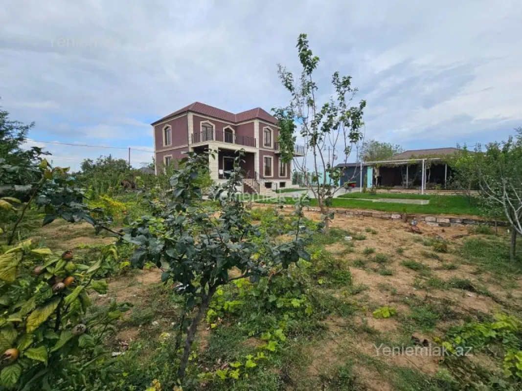 Satılır 11 otaqlı həyət evi 450 m²