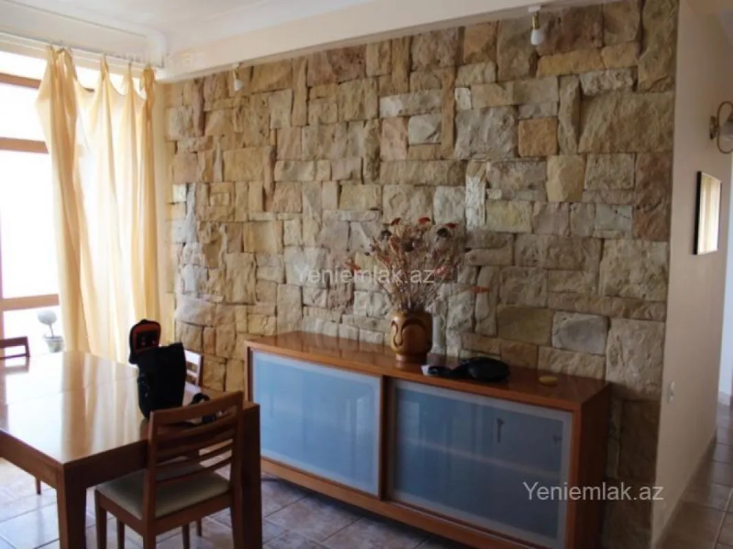 Satılır 3 otaqlı köhnə tikili 120 m²