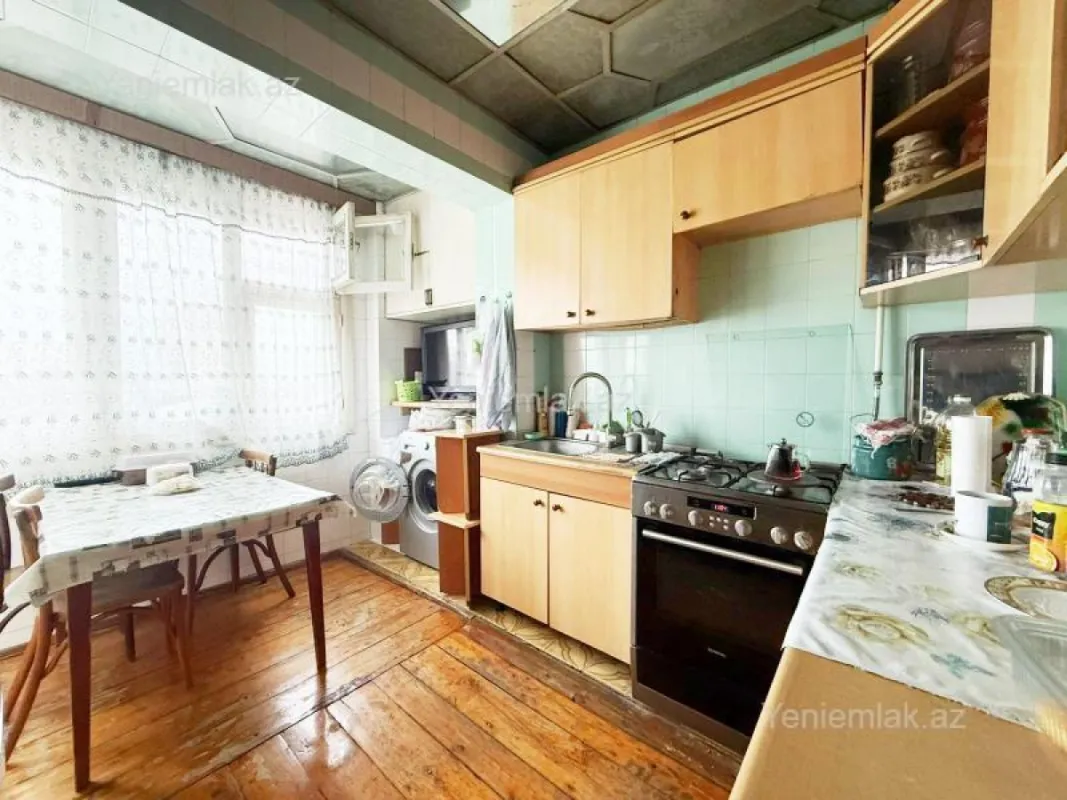 Satılır 4 otaqlı köhnə tikili 90 m²