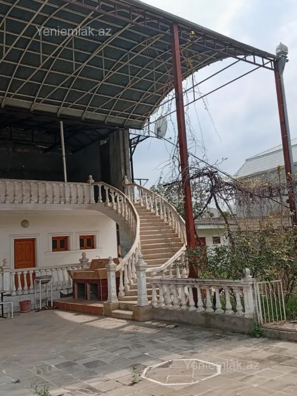 Satılır 10 otaqlı həyət evi 334.6 m²