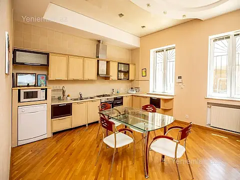 Satılır 7 otaqlı həyət evi 404.7 m²