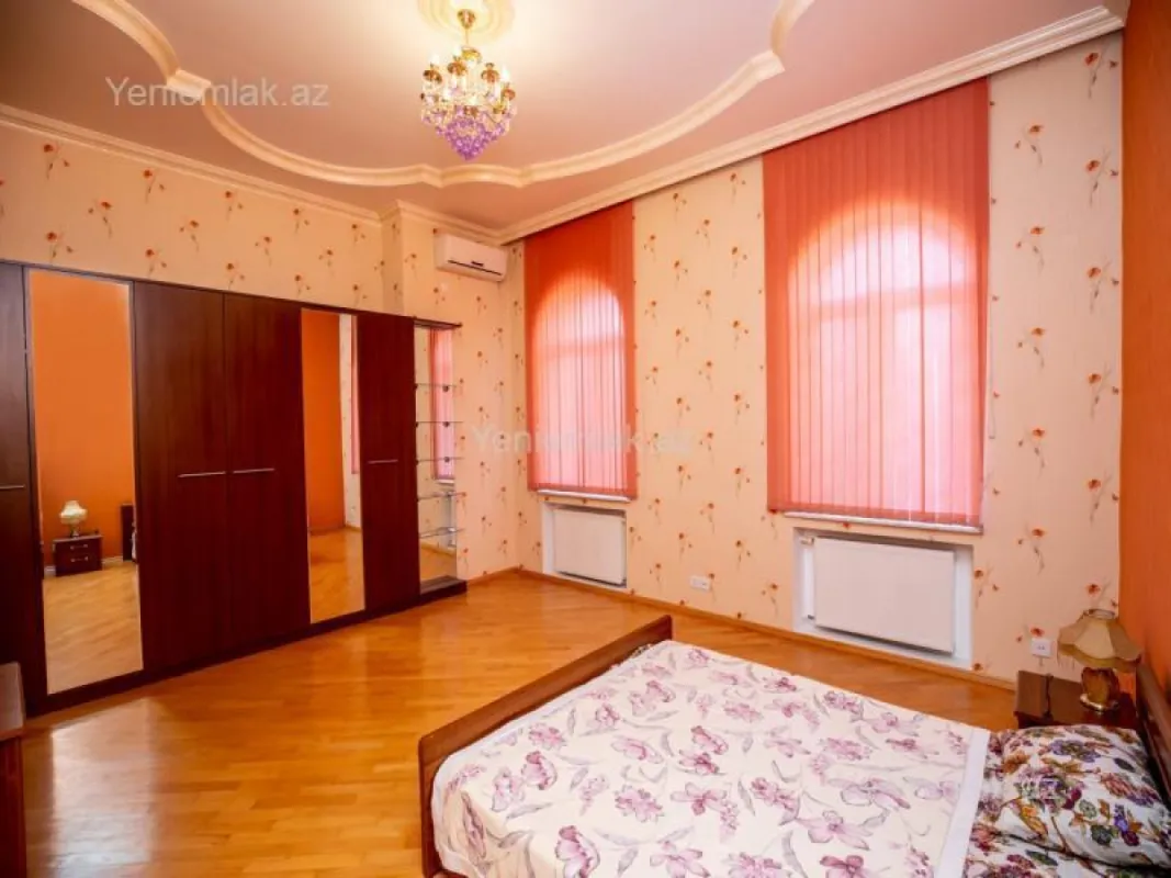 Satılır 7 otaqlı həyət evi 404.7 m²