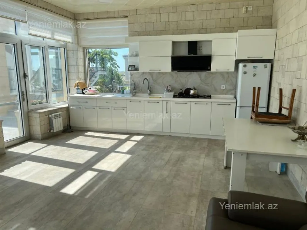 Satılır 7 otaqlı həyət evi 375 m²