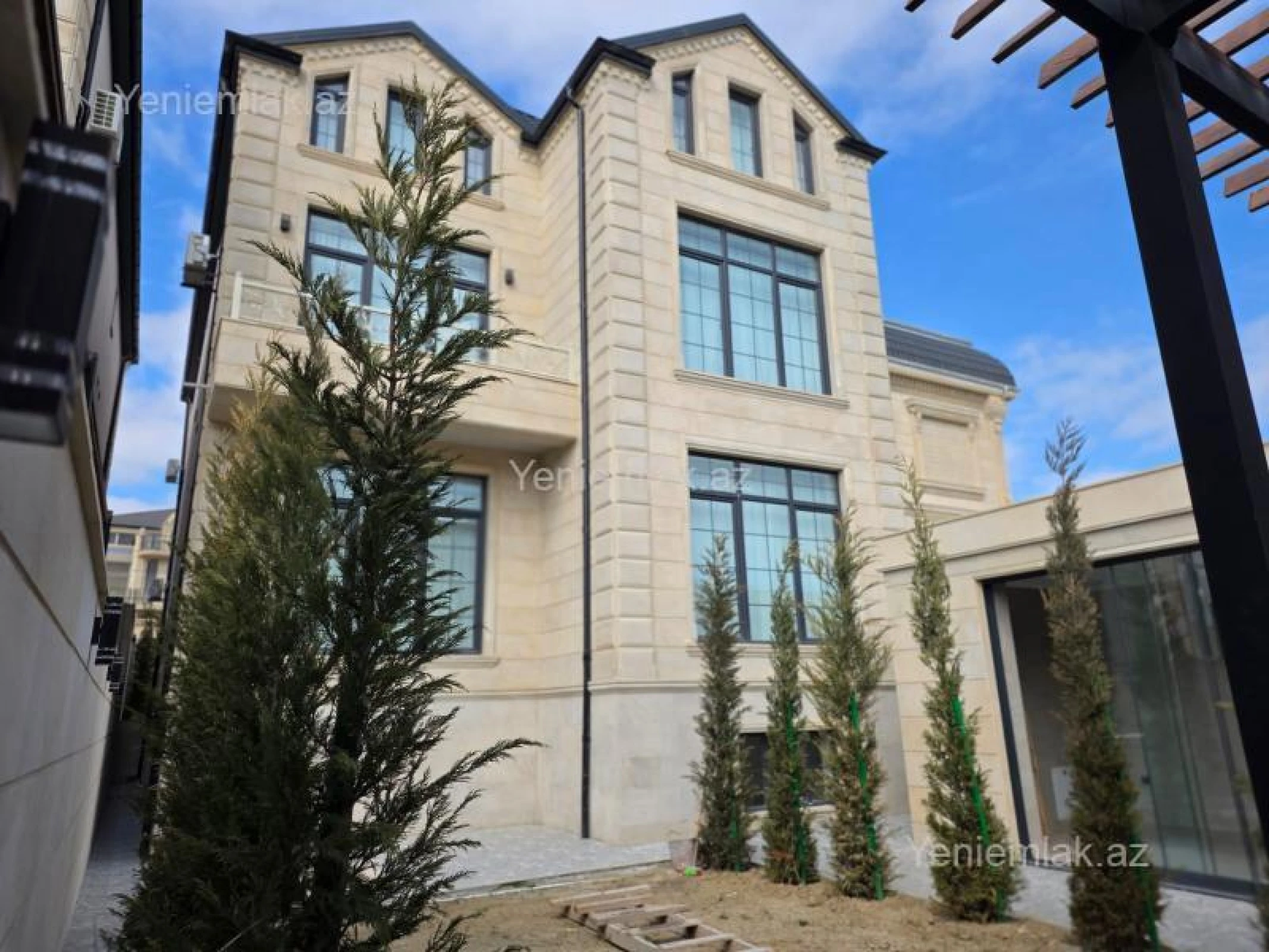 Satılır 6 otaqlı həyət evi 520 m²