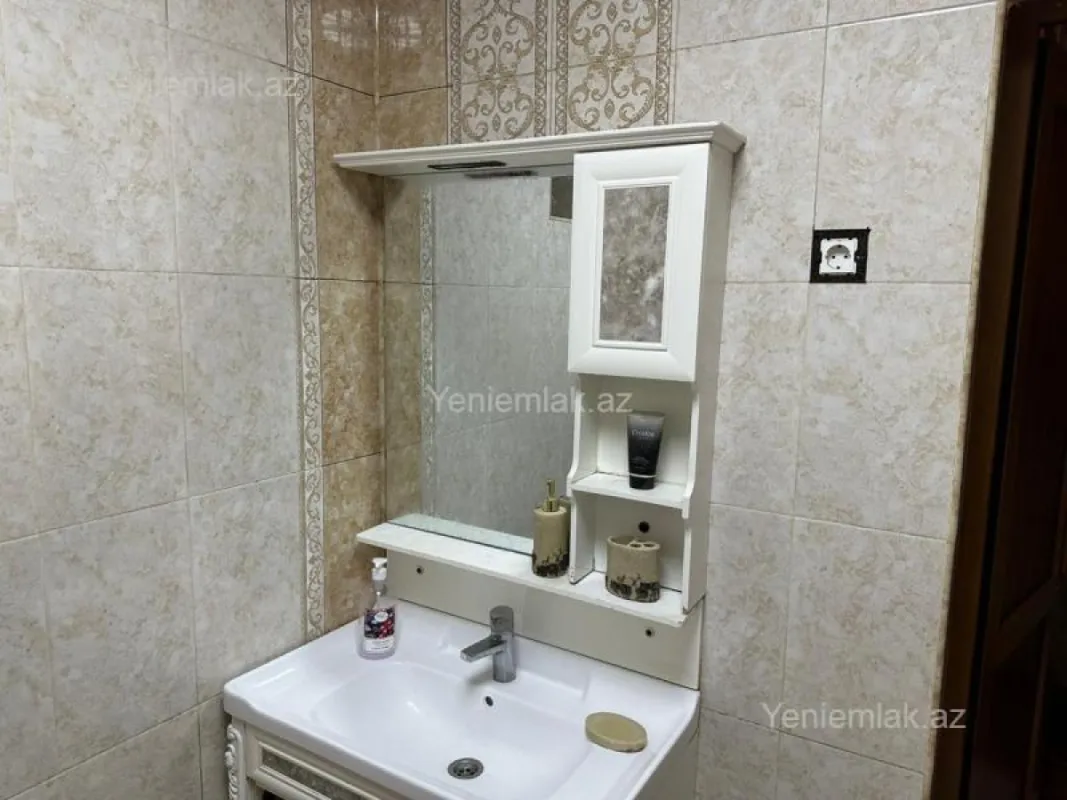 Satılır 6 otaqlı həyət evi 252 m²