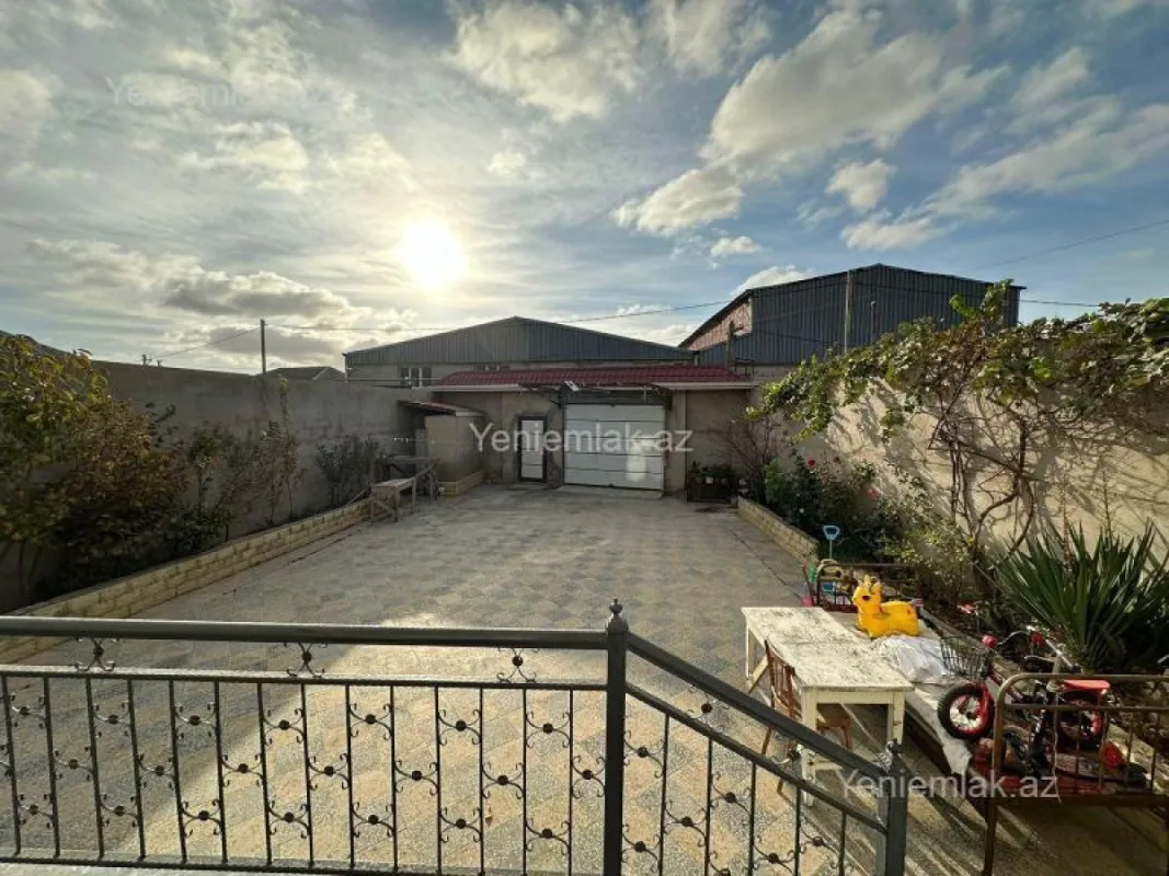 Satılır 6 otaqlı həyət evi 252 m²