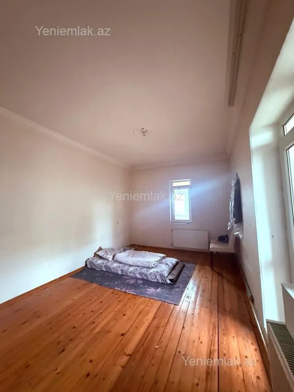 Satılır 4 otaqlı köhnə tikili 100 m²