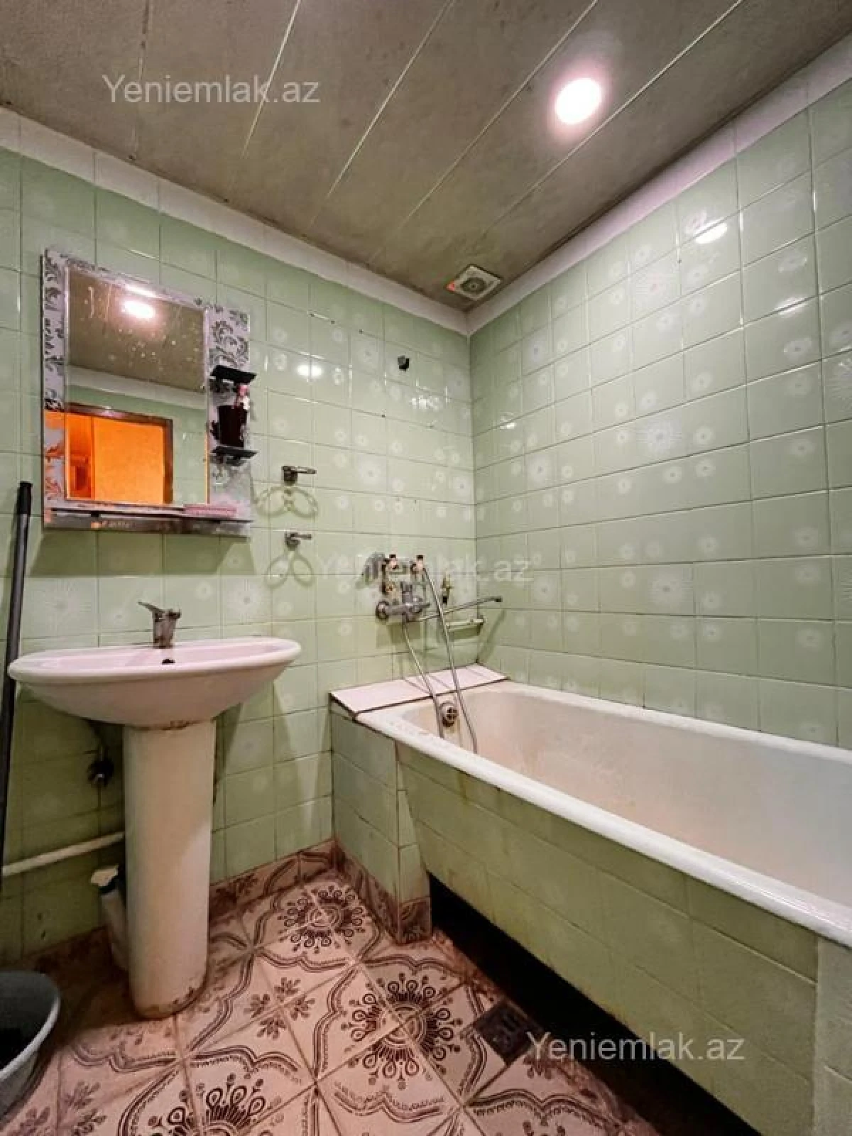 Satılır 2 otaqlı köhnə tikili 62 m²