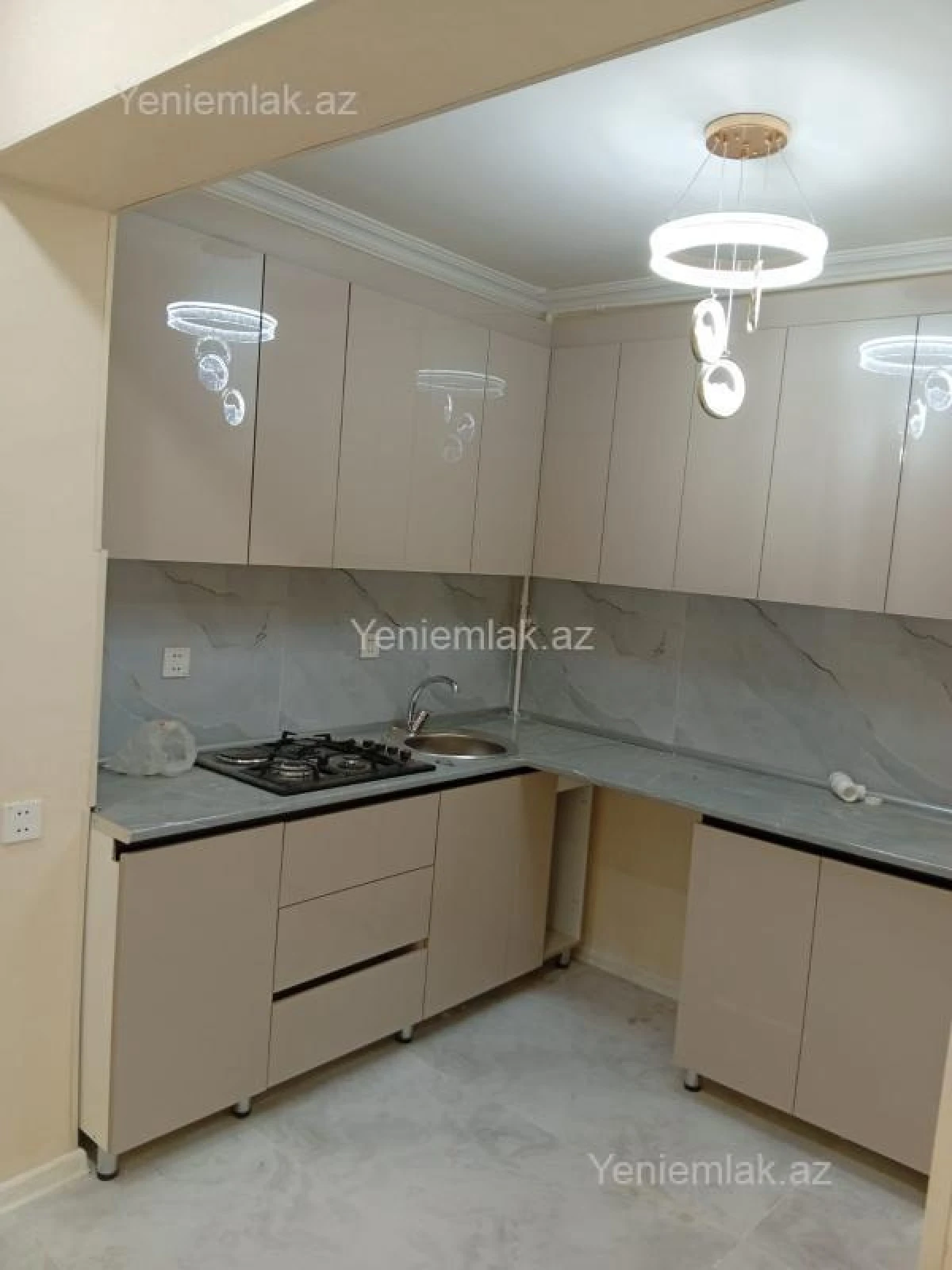 Satılır 2 otaqlı köhnə tikili 75 m²