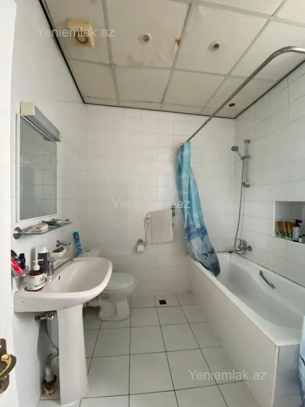 Satılır 4 otaqlı köhnə tikili 165 m²