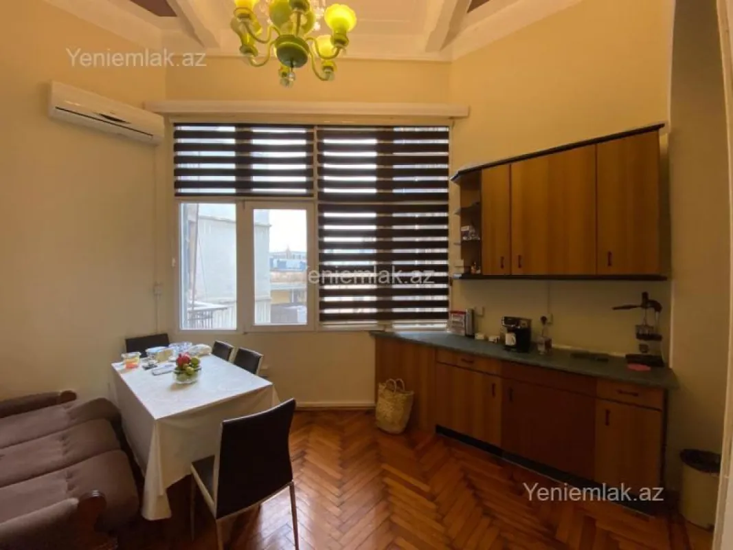 Satılır 4 otaqlı köhnə tikili 165 m²