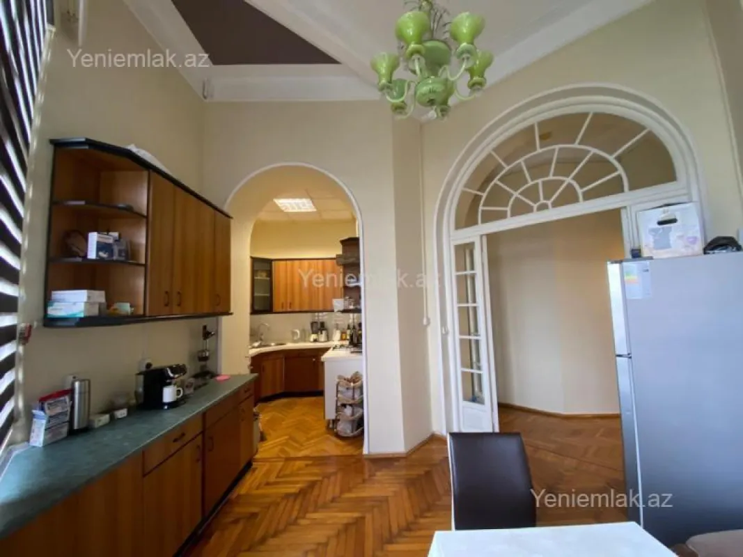 Satılır 4 otaqlı köhnə tikili 165 m²