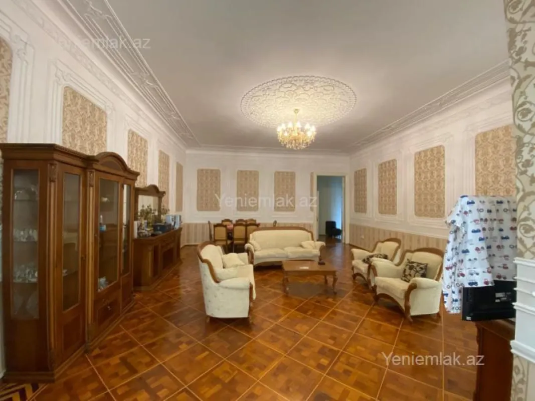 Satılır 4 otaqlı köhnə tikili 165 m²