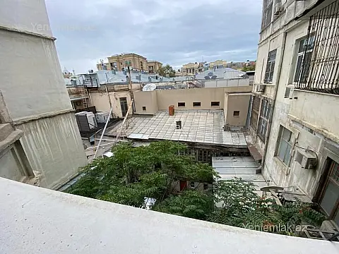 Satılır 4 otaqlı köhnə tikili 165 m²