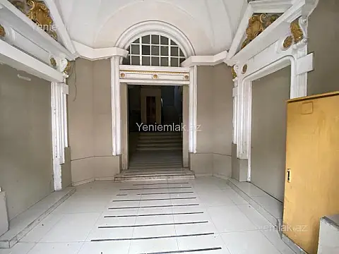 Satılır 4 otaqlı köhnə tikili 165 m²