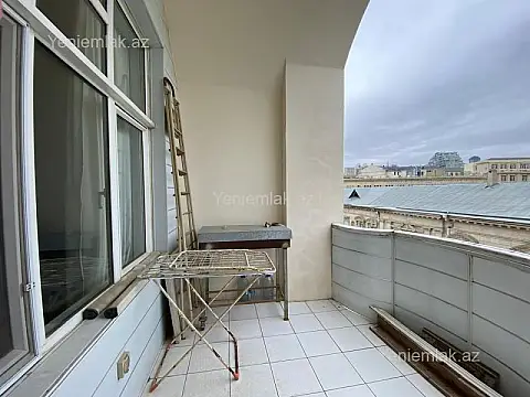 Satılır 4 otaqlı köhnə tikili 165 m²