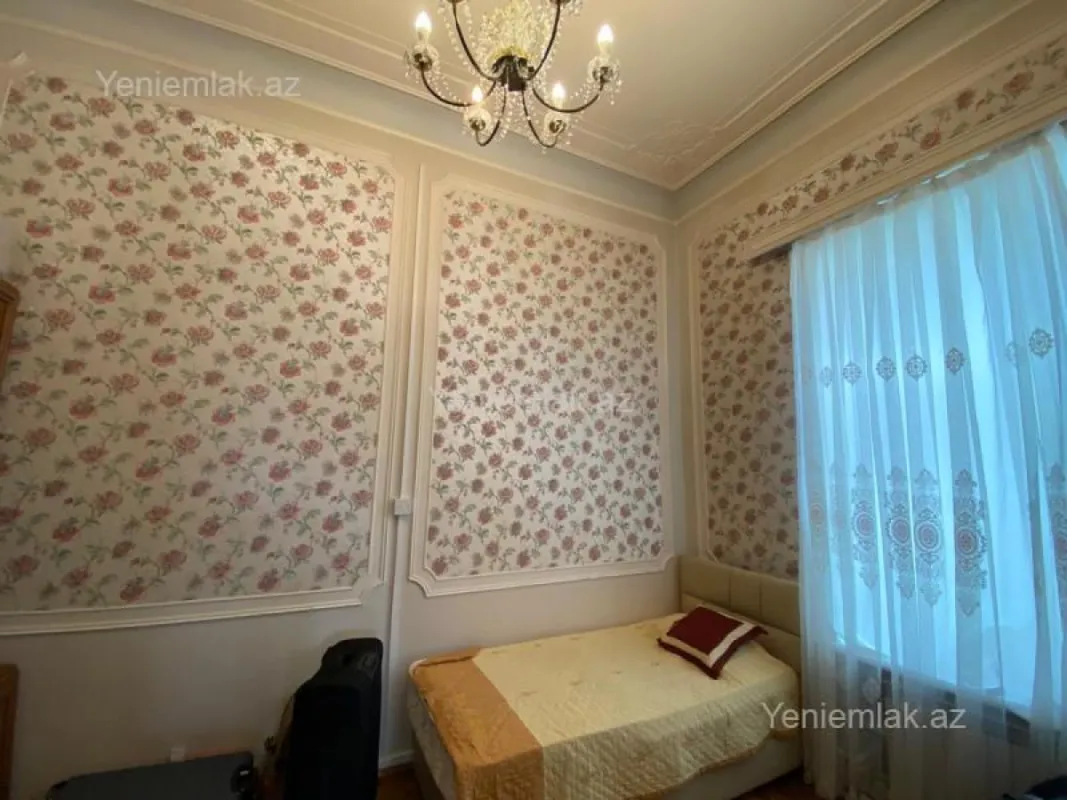 Satılır 4 otaqlı köhnə tikili 165 m²