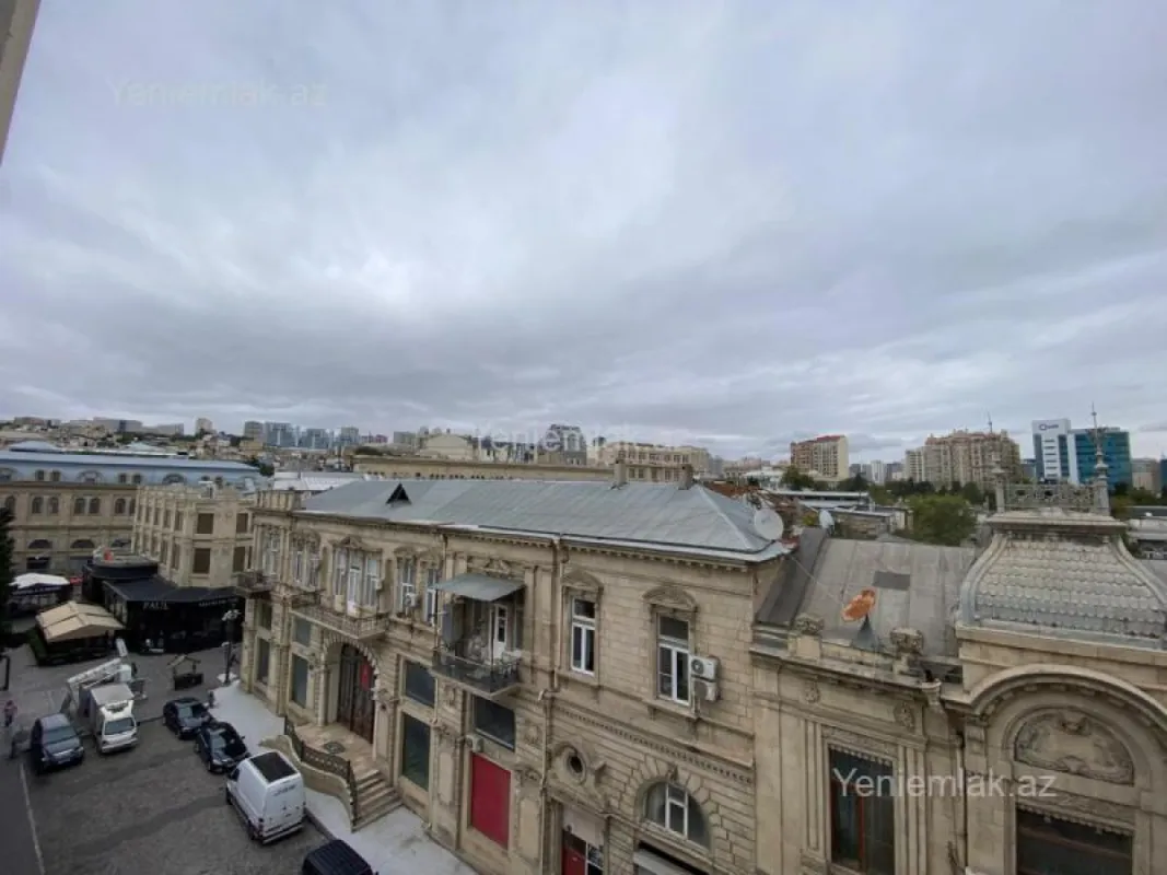 Satılır 4 otaqlı köhnə tikili 165 m²